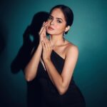 Palak Sindhwani Instagram - But let me fall madly for me first..🖤✨ . . Shot by - @ghosh.01 HMU - @shine_and_shadow_ Outfit - @urbanic_in Studio - @photoadda999 . . #birthdayweek #instafashion #ootd #black #explore #palaksindhwani #fyp #blessed