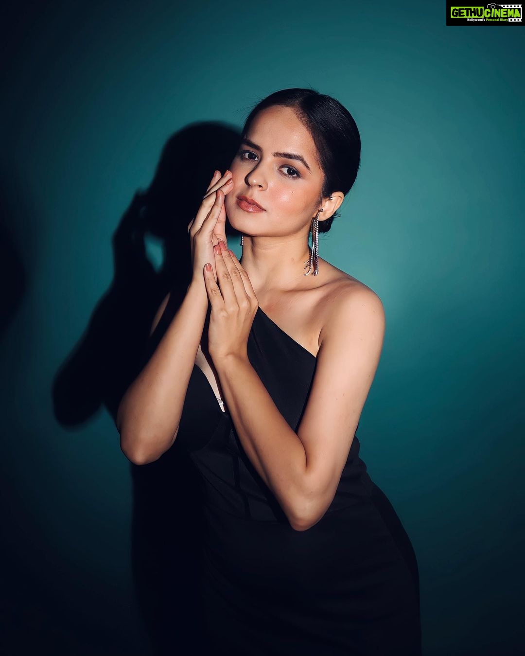 Palak Sindhwani Instagram - But let me fall madly for me first..🖤✨ . . Shot by - @ghosh.01 HMU - @shine_and_shadow_ Outfit - @urbanic_in Studio - @photoadda999 . . #birthdayweek #instafashion #ootd #black #explore #palaksindhwani #fyp #blessed