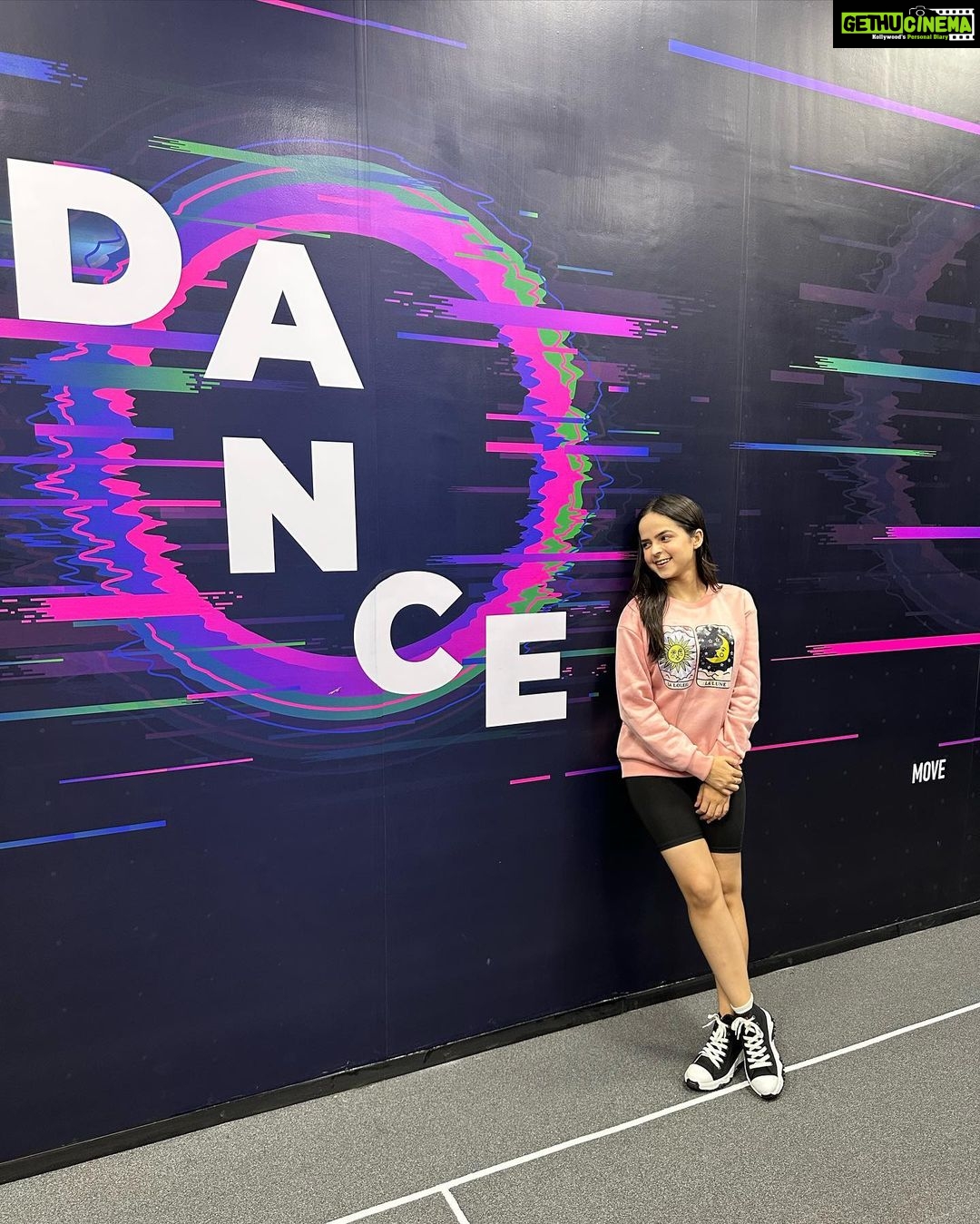 Palak Sindhwani Instagram - Picking up a fitness routine can be a challenge… but it doesn’t have to be when you have @cultfitofficial by your side. 😇 From dance fitness to hatha yoga to Burn to all different sorts of workout, They’ve covered it all! 💪 All you have to do is download @cultfitofficial app, Get yourself registered and start your fitness journey at the nearest cult fit centre or at your home too. They’ve recently opened a huge Cult fit centre in OIC, Lower Parel, Do visit if you get a chance! 😍 . . #cultfitness #fitnessmotivation #fitness #instamood #instafitness #explore #fyp #positivevibes #palaksindhwani