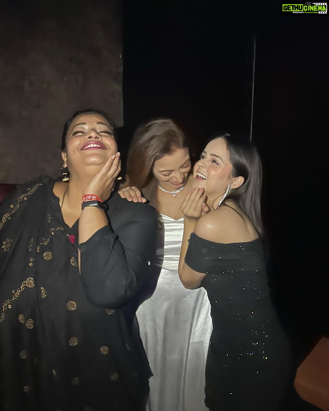 Palak Sindhwani Instagram - Sunday calls for a random feb Photo Dump! ❤️🧚🏻♀️🫰 The month of love we call it..💕 1. Went out on a dinner date with my pals 2. Inhale, Exhale 🧘♀️ 3. Celebrated galentine’s day with my favs @navika_kotia @palak.purswani 4. Tried thin crust pizza at home with Chandu @chandnimimic 5. Went out for @prachisingh2202 wedding shopping @virtiimehta 🫰 6. Shivratri event at @brahmakumaris ✨ 7. In our element with my hotties @sunayanaf @hasmukhi 8. went for Go karting @smaaash_live 9. What is yours will come to you in the right time..Waheguru ji! ♾️ 10. Sukoon 🌊 . . #february #photodump #instamood #blessed #fyp #explore #palaksindhwani
