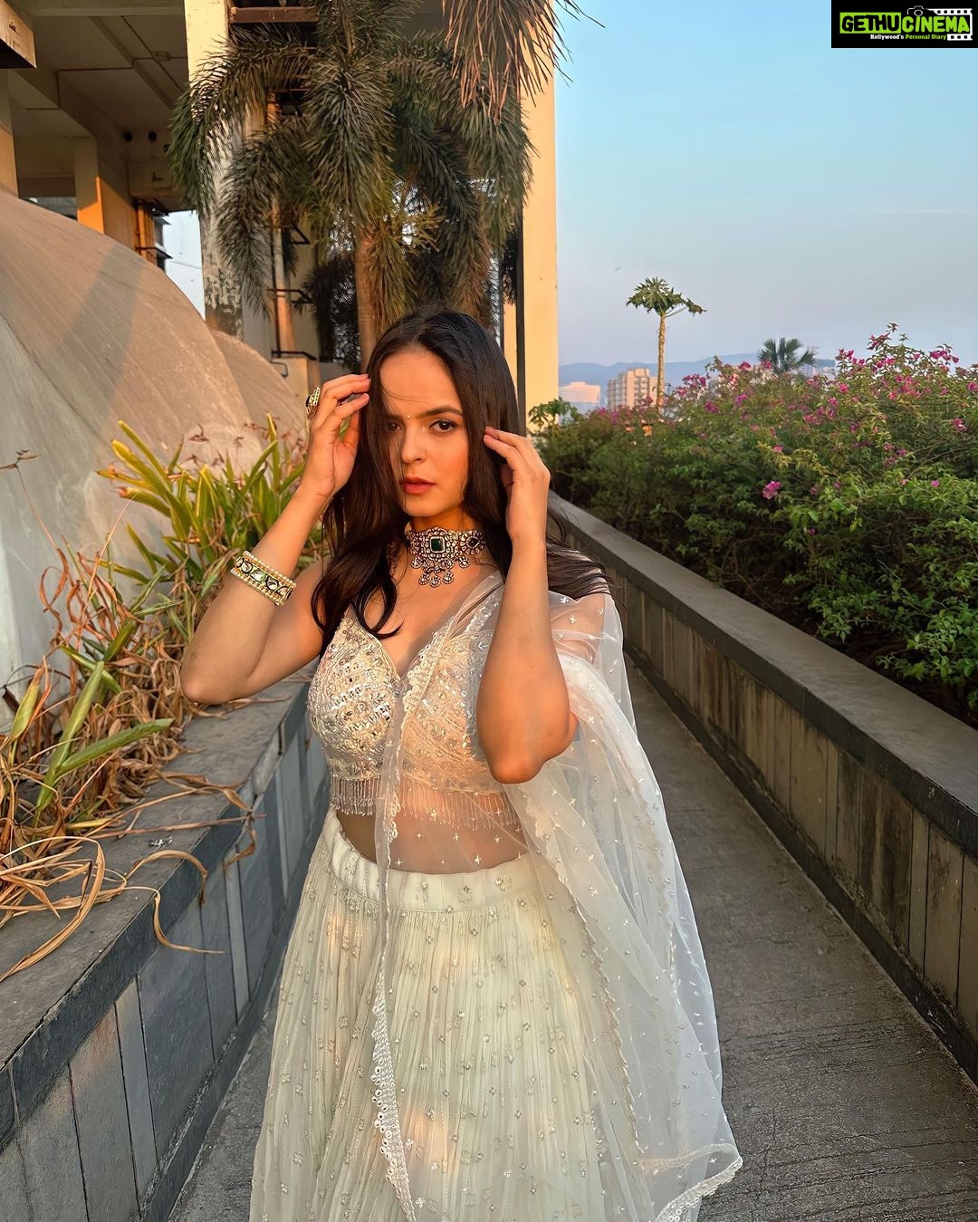 Palak Sindhwani Instagram - हंस वाला सफ़ेद..🦢💕 . . Styled by - @style_by_aniq Outfit : @amrutsurat Jewellery : @amrutjewels HMU - @ayeshamakeovers_ . . #postoftheday #ootd #instamood #ethnicwear #white #traditional #wedding #explore #palaksindhwani