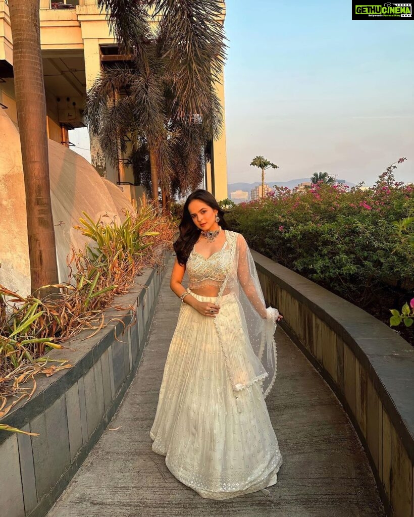 Palak Sindhwani Instagram - हंस वाला सफ़ेद..🦢💕 . . Styled by - @style_by_aniq Outfit : @amrutsurat Jewellery : @amrutjewels HMU - @ayeshamakeovers_ . . #postoftheday #ootd #instamood #ethnicwear #white #traditional #wedding #explore #palaksindhwani