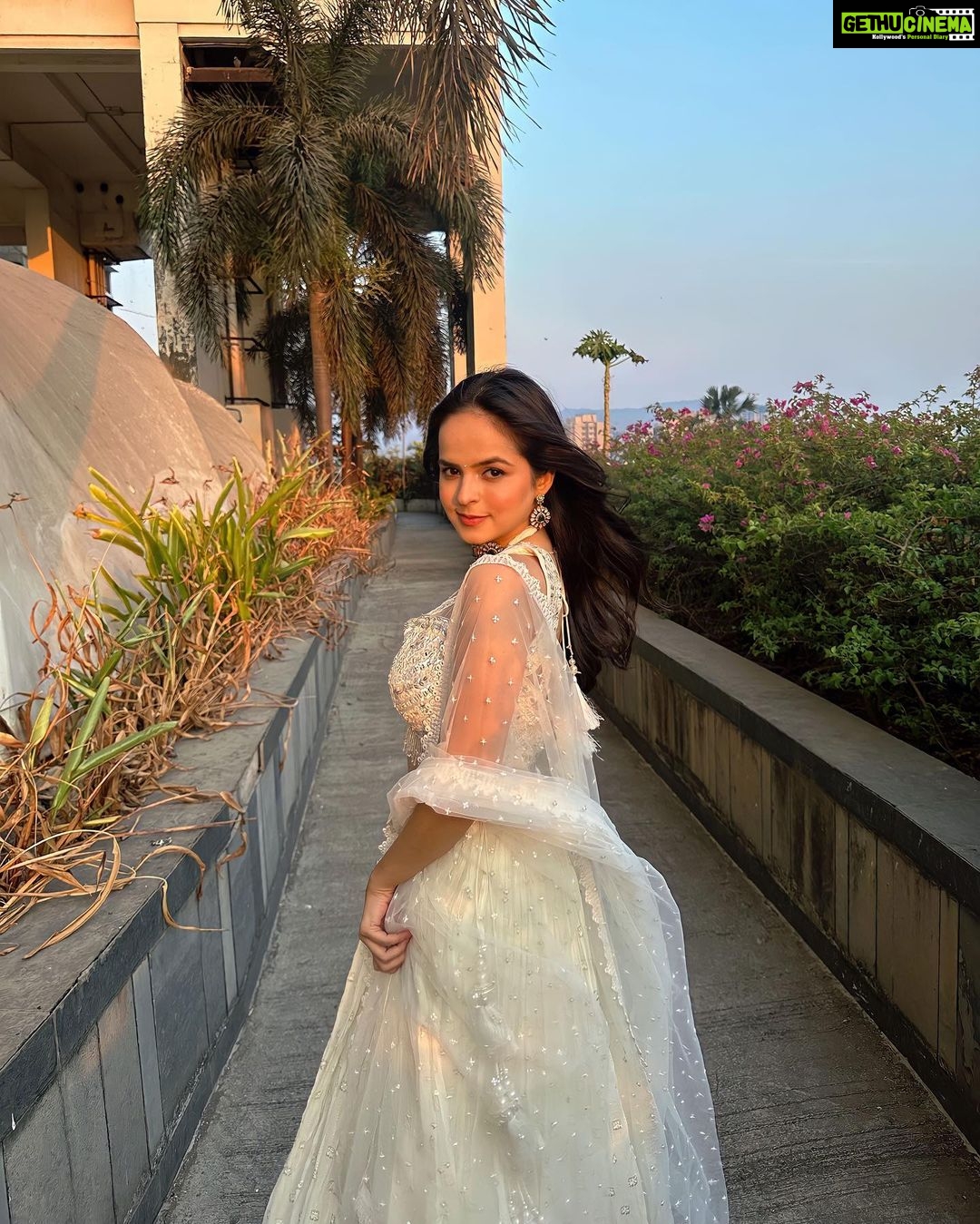 Palak Sindhwani Instagram - हंस वाला सफ़ेद..🦢💕 . . Styled by - @style_by_aniq Outfit : @amrutsurat Jewellery : @amrutjewels HMU - @ayeshamakeovers_ . . #postoftheday #ootd #instamood #ethnicwear #white #traditional #wedding #explore #palaksindhwani