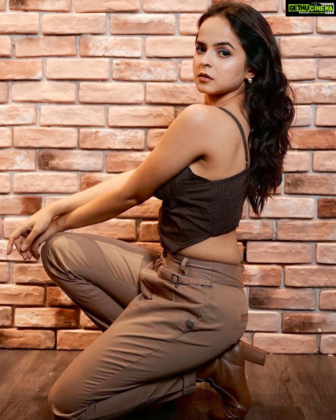 Palak Sindhwani Instagram - Turn around and look how far you’ve come! ⏳💫🤎 PS - This look gave me full on KAMLI vibes, if you know You Know! 😝😌 . . Boots - @inc5official HMU - @ayeshamakeovers_ Top - @urbanic_in Styled by - 🙋♀️ Clicked by - @ketangadkar @thribecreators . . #postoftheday #boots #corset #instamood #ootd #fyp #brown #palaksindhwani