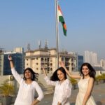 Palak Sindhwani Instagram - Reminiscing my childhood memories with @chandnimimic @navika_kotia 💕 Happy Republic Day fam! 🇮🇳 . . #republicday #deshrangila #bollywoodsongs #dancereels #trending #explore #palaksindhwani #celebration #nation #flaghoisting