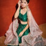Palak Sindhwani Instagram - सारेयां नू लोहड़ी दी लख-लख वधाइयां | 💕 . . Clicked by - @harsh__mevada Makeup and Hair - @meenalvidhani @makeupdiarybyrk Outfit - @ambraee_ Jewellery @shagnaofficial X @rimadidthat PR @mediatribein . . #happylohri #ethnicwear #ootd #instamood #indianwear #instafashion #fyp #explore #positivevibes #festivetime #palaksindhwani #blessed