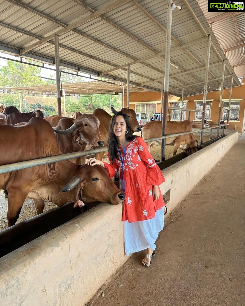 Palak Sindhwani Instagram - All About my Visit at @artofliving Ashram! ❤️ One fine day, While I was a bit lost, busy working on the set, I got a call from a friend asking about whether I would like to visit the ashram and meet Gurudev, I said I would love to but I’m not sure about my schedule.🫢 She replied back saying - leave that all to Gurudev, He’ll handle everything, exactly after 5 days, I was in the Ashram, I don’t know how, when… but It just happened because it was bound to happen and I can’t express in words How I felt after meeting Him, It was so divine and magical, Truly a moment which I’m going to cherish all my life. 🦋 Thank you Gurudev for choosing me when I needed a guiding light, A friend, A mentor, My heart is full, Thank you! ✨ . . #postoftheday #instamood #gratitude #aol #artofliving #blessed #fyp #palaksindhwani