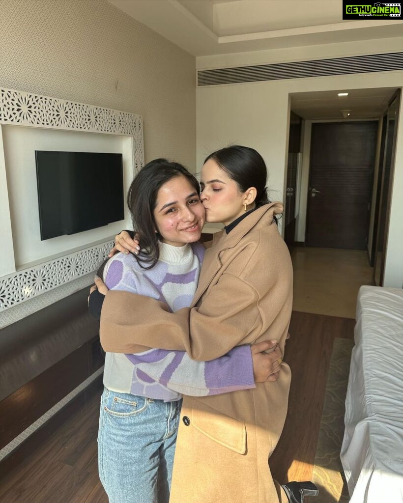 Palak Sindhwani Instagram - **Special Post** These pictures can’t do justice to what I felt when I visited my mama’s place (maternal uncle) after 5 years, So many beautiful memories came rushing back! ❤️ From Daydreaming about Mumbai and films with @aarushi_batra27 to finally being here and to be able to pursue my dreams, It’s been a beautiful journey and I’m so grateful for every single phase till now. 🥹✨ I’ve immense love for them and the same for you..Thank you for being my extended family, Love you all! ♾️ PS - New Vlog is out on my YouTube Channel, Watch it to know more about my visit! 🦋 . . #postoftheday #familytime #love #siblings #engagement #trip #instamood #fyp #explore #palaksindhwani #blessed