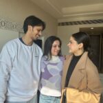 Palak Sindhwani Instagram - **Special Post** These pictures can’t do justice to what I felt when I visited my mama’s place (maternal uncle) after 5 years, So many beautiful memories came rushing back! ❤️ From Daydreaming about Mumbai and films with @aarushi_batra27 to finally being here and to be able to pursue my dreams, It’s been a beautiful journey and I’m so grateful for every single phase till now. 🥹✨ I’ve immense love for them and the same for you..Thank you for being my extended family, Love you all! ♾️ PS - New Vlog is out on my YouTube Channel, Watch it to know more about my visit! 🦋 . . #postoftheday #familytime #love #siblings #engagement #trip #instamood #fyp #explore #palaksindhwani #blessed