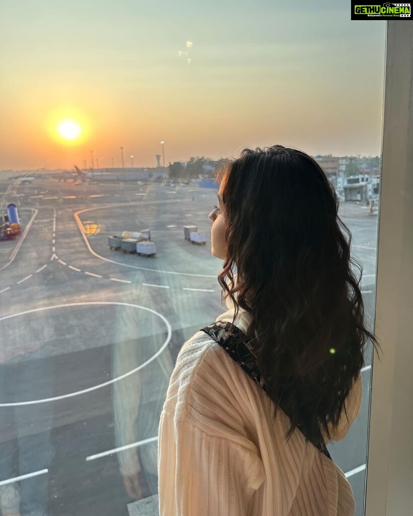Palak Sindhwani Instagram - Where am I off to?! ✈️✨🦋 . . Wearing - @urbanic_in Bag - @ecoright . . #travel #travelgram #ootd #airport #sunset #airportlook #explore #explorer #palaksindhwani