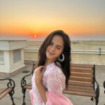 Palak Sindhwani Instagram - सूरज हुआ मद्धम..🌥️💕 . . Outfit - @kajalnagpal Captured by - @harshit_sid . . #nofilter #sunset #filmy #goodvibes #fyp #ootd #ethnicwear #palaksindhwani