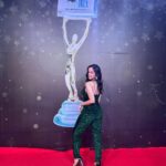 Palak Sindhwani Instagram - All About Tonight! 💫 Attended ita awards for the first time and it was so much fun, good vibes, talented people around and so much love in the air. Thank you @theitaofficial for having me tonight! 💕 PS - hair flip ke stages dekho and I was so excited to put these pictures, edit bhi nahi kiye! 🫣 . . Outfit - @wabisabistyl HMU - @shine_and_shadow_ . . #postoftheday #awardnight #itaawards #explore #artist #instamood #ootd #palaksindhwani