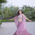 Palak Sindhwani Instagram - It’s my favourite time of the year!! ❤️😌 Happy Choti Diwali..🪔 Wearing - @panihari_mumbai Captured by - @capture_photography_01 HMU - @diyamodiglamovers Jwellery - @upakarna . . #reeloftheday #diwali #trendingreels #reelitfeelit #fyp #slomo #mood #diwalivibes #ootd #traditionalwear #palaksindhwani