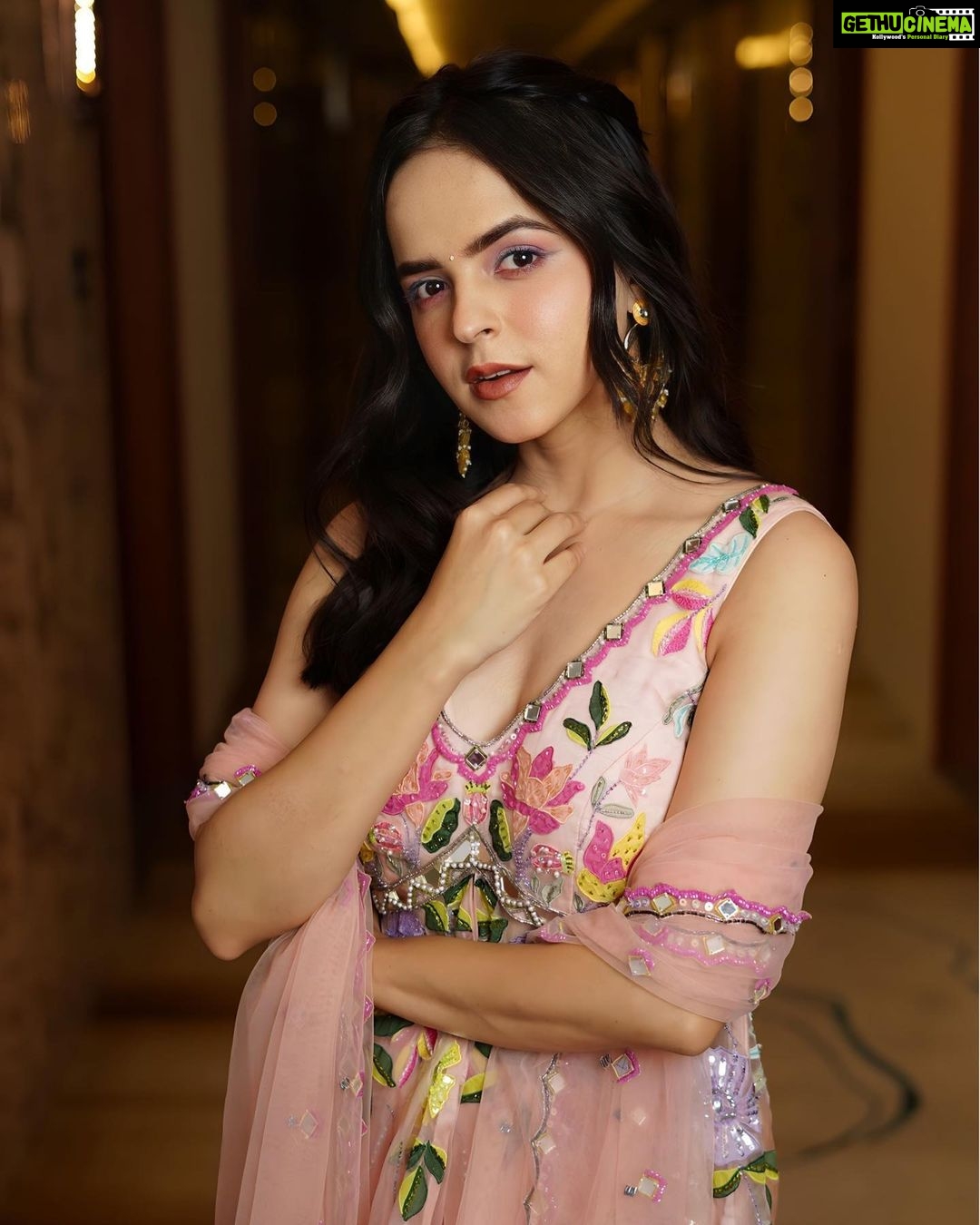 Palak Sindhwani Instagram - All Set for Diwali?! 🌸✨ . . Clicked by - @aashiyaanproduction HMU - @diyamodiglamovers Outfit @anishashettyofficial Styling @littlepuffsofhappiness @styleitupwithraavi PR @mad.micron . . #ootd #festive #traditional #fyp #instamood #instadaily #palaksindhwani