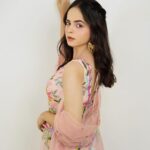 Palak Sindhwani Instagram - My Haldi Look! 🌸 Clicked by - @aashiyaanproduction HMU - @diyamodiglamovers Outfit @anishashettyofficial Styling @littlepuffsofhappiness @styleitupwithraavi PR @mad.micron . . #haldi #pastel #ootd #ethnicwear #wedding #mylook #whatiwore #fyp #flowers #palaksindhwani
