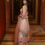 Palak Sindhwani Instagram - All Set for Diwali?! 🌸✨ . . Clicked by - @aashiyaanproduction HMU - @diyamodiglamovers Outfit @anishashettyofficial Styling @littlepuffsofhappiness @styleitupwithraavi PR @mad.micron . . #ootd #festive #traditional #fyp #instamood #instadaily #palaksindhwani
