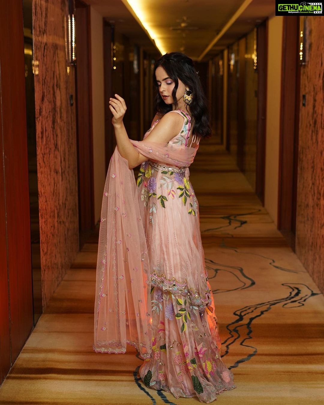 Palak Sindhwani Instagram - All Set for Diwali?! 🌸✨ . . Clicked by - @aashiyaanproduction HMU - @diyamodiglamovers Outfit @anishashettyofficial Styling @littlepuffsofhappiness @styleitupwithraavi PR @mad.micron . . #ootd #festive #traditional #fyp #instamood #instadaily #palaksindhwani