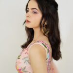Palak Sindhwani Instagram - My Haldi Look! 🌸 Clicked by - @aashiyaanproduction HMU - @diyamodiglamovers Outfit @anishashettyofficial Styling @littlepuffsofhappiness @styleitupwithraavi PR @mad.micron . . #haldi #pastel #ootd #ethnicwear #wedding #mylook #whatiwore #fyp #flowers #palaksindhwani