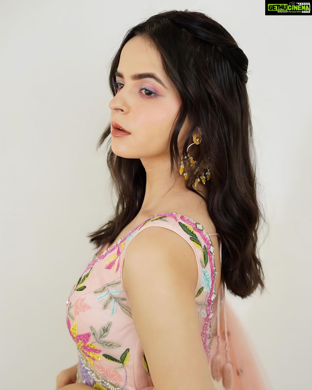 Palak Sindhwani Instagram - My Haldi Look! đ¸ Clicked by - @aashiyaanproduction HMU - @diyamodiglamovers Outfit @anishashettyofficial Styling @littlepuffsofhappiness @styleitupwithraavi PR @mad.micron . . #haldi #pastel #ootd #ethnicwear #wedding #mylook #whatiwore #fyp #flowers #palaksindhwani