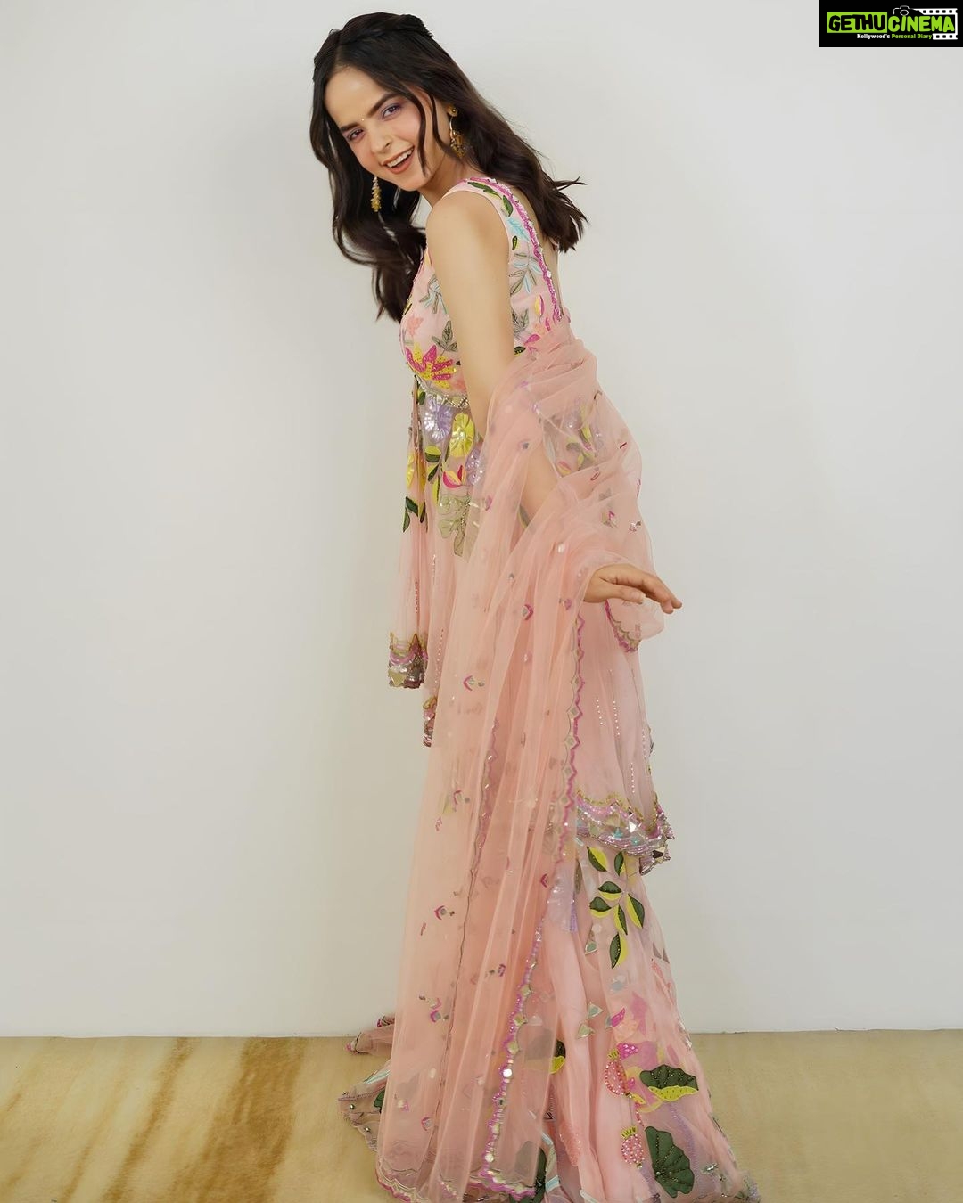 Palak Sindhwani Instagram - My Haldi Look! đ¸ Clicked by - @aashiyaanproduction HMU - @diyamodiglamovers Outfit @anishashettyofficial Styling @littlepuffsofhappiness @styleitupwithraavi PR @mad.micron . . #haldi #pastel #ootd #ethnicwear #wedding #mylook #whatiwore #fyp #flowers #palaksindhwani