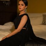 Palak Sindhwani Instagram - नी इक मेरी आँख काशनी..🖤 . . Wearing - @panihari_mumbai Clicked by - @capture_photography_01 HMU - @diyamodiglamovers Jwellery - @upakarna . . #postoftheday #wedding #weddinglook #ootd #black #saree #sareelove #traditional #fyp #explore #palaksindhwani