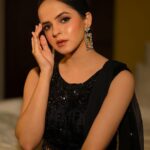 Palak Sindhwani Instagram - नी इक मेरी आँख काशनी..🖤 . . Wearing - @panihari_mumbai Clicked by - @capture_photography_01 HMU - @diyamodiglamovers Jwellery - @upakarna . . #postoftheday #wedding #weddinglook #ootd #black #saree #sareelove #traditional #fyp #explore #palaksindhwani