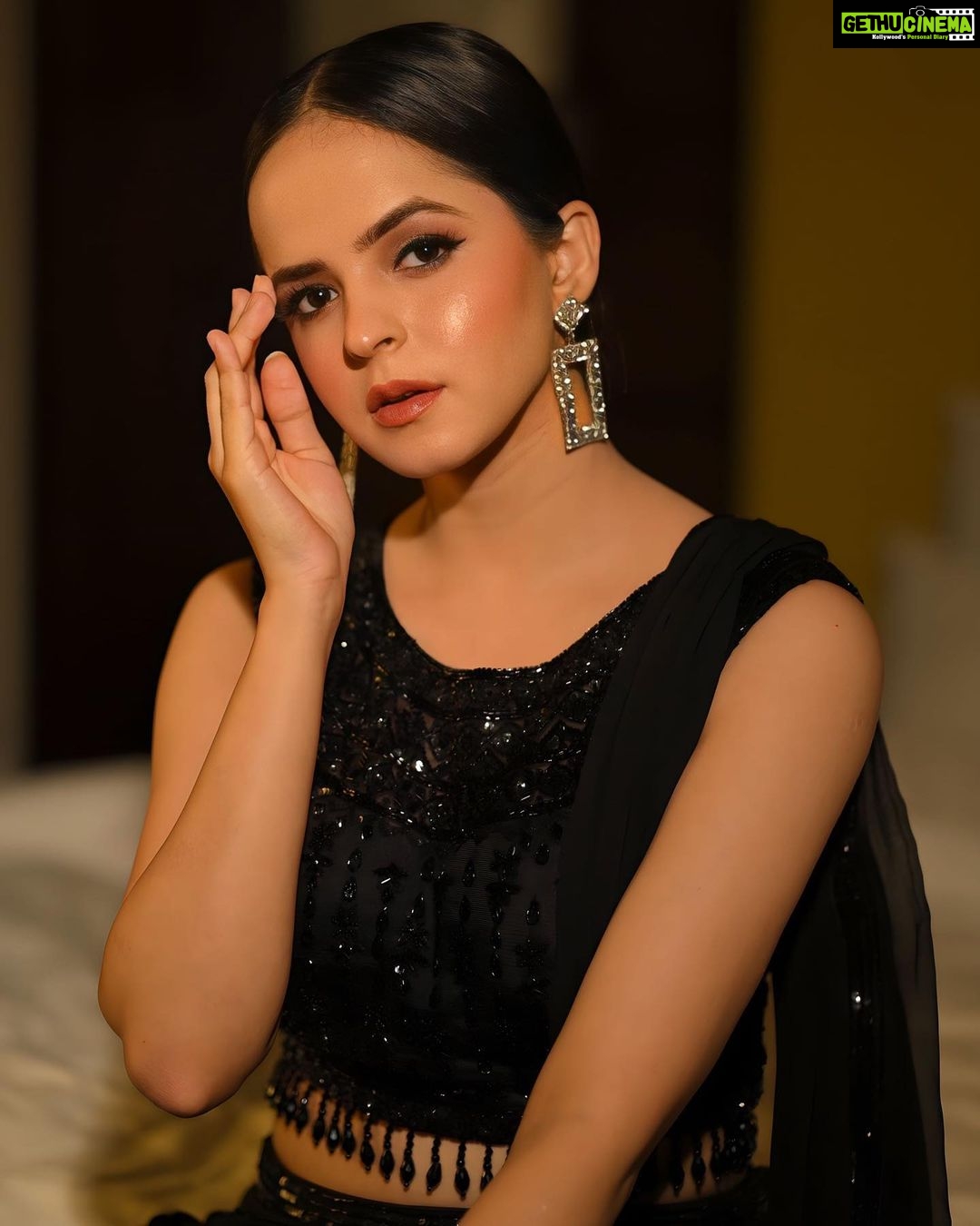 Palak Sindhwani Instagram - नी इक मेरी आँख काशनी..🖤 . . Wearing - @panihari_mumbai Clicked by - @capture_photography_01 HMU - @diyamodiglamovers Jwellery - @upakarna . . #postoftheday #wedding #weddinglook #ootd #black #saree #sareelove #traditional #fyp #explore #palaksindhwani