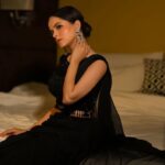 Palak Sindhwani Instagram - नी इक मेरी आँख काशनी..🖤 . . Wearing - @panihari_mumbai Clicked by - @capture_photography_01 HMU - @diyamodiglamovers Jwellery - @upakarna . . #postoftheday #wedding #weddinglook #ootd #black #saree #sareelove #traditional #fyp #explore #palaksindhwani