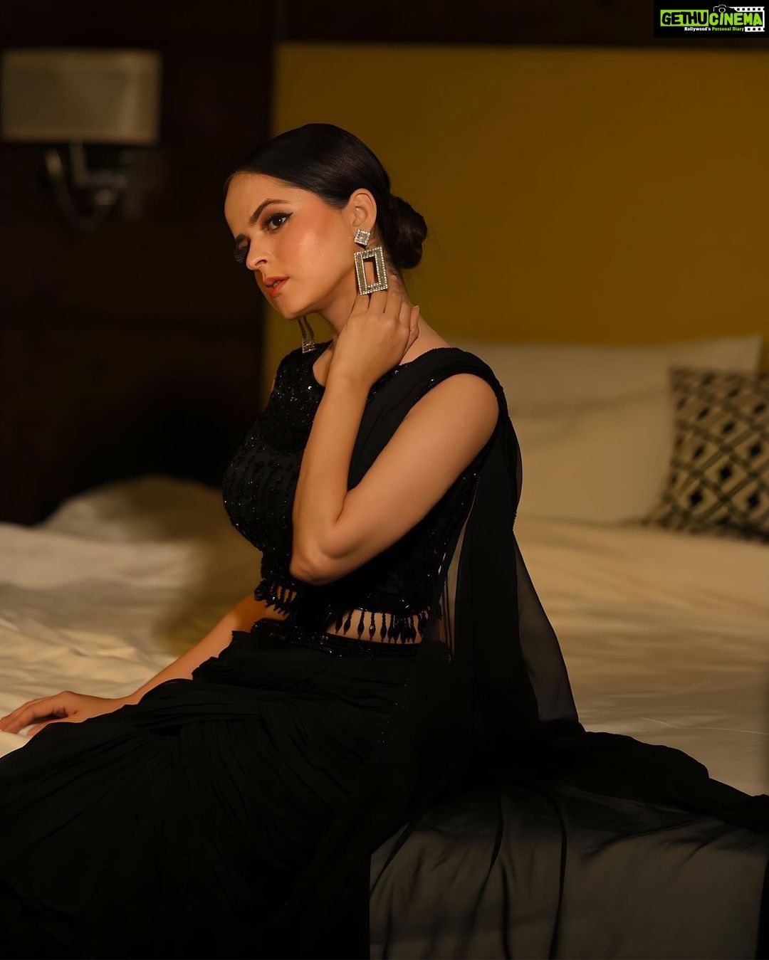 Palak Sindhwani Instagram - नी इक मेरी आँख काशनी..🖤 . . Wearing - @panihari_mumbai Clicked by - @capture_photography_01 HMU - @diyamodiglamovers Jwellery - @upakarna . . #postoftheday #wedding #weddinglook #ootd #black #saree #sareelove #traditional #fyp #explore #palaksindhwani