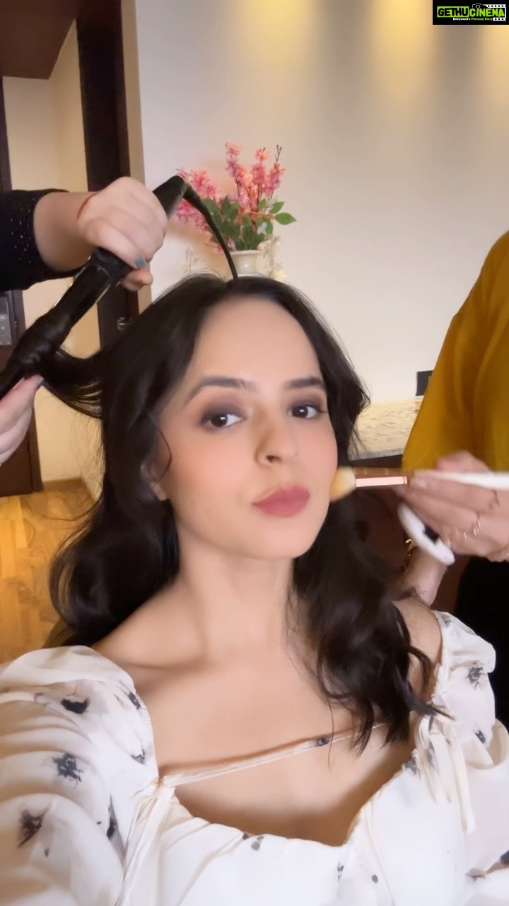 Palak Sindhwani Instagram - Long time, No transition reel, ik ik! 🫣🤪 PS - Thanks to these angels @diyamodiglamovers for making me look like a pari!! 🧚🏻♀️ . . #grwm #weddingreels #transitionreels #makeupreels #trendingreels #fyp #explore