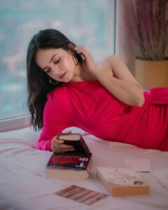 Palak Sindhwani Instagram - Got all dressed up to go out but ended up being at home as usual! #iykyk 🫣💗✨
.
.
Outfit - @ikichic_official 
Captured by - @vikassgorule 
.
.
#postoftheday #instamood #home #instagood #ootd #instafashion #explore #fyp