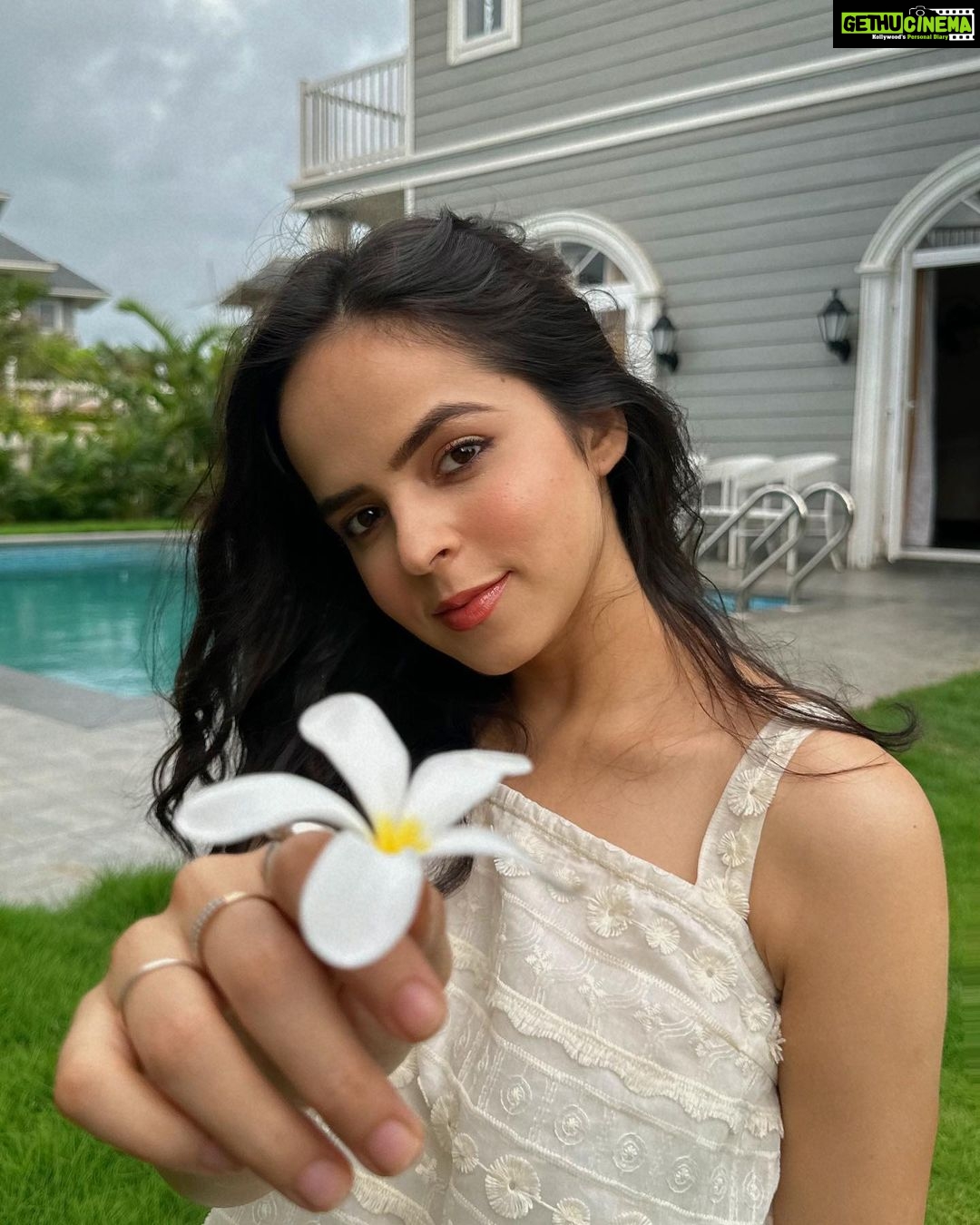 Palak Sindhwani Instagram - Every month, I try to go for a staycation with my family, Spend some time with them with nature, Rejuvenate, And This time @stayscapeofficial made it possible on a very short notice, They hosted us with so much love, From ambience to food, Everything was just perfect, Thank You so much, My mom dad had a blast!! ❤️ PS - Vlog is out on my channel, Link is in the bio! ✨ . . #postoftheday #staycation #nature #familytime #instamood #vacation #travel #explore #palaksindhwani