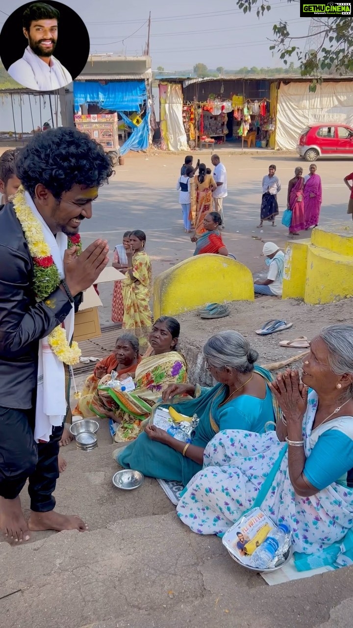 Pallavi Prashanth Instagram - నేను చేసే ఈ చిన్న ప్రయత్నం నా జీవితంలో ఇదే ఆనందం వీళ్లంతా నా ప్రపంచం 🙏🥰🌍Jai Jawan Jai Kisan 🌾🙏🥰#reels #farmer #happiness #happy #pallaviprashanth #biggboss #biggboss7 #biggbosstelugu7 #biggboss7telugu #love #support #bb7 #pp #mallochinaprashanth #pallaviprashanthonbbtelugu7