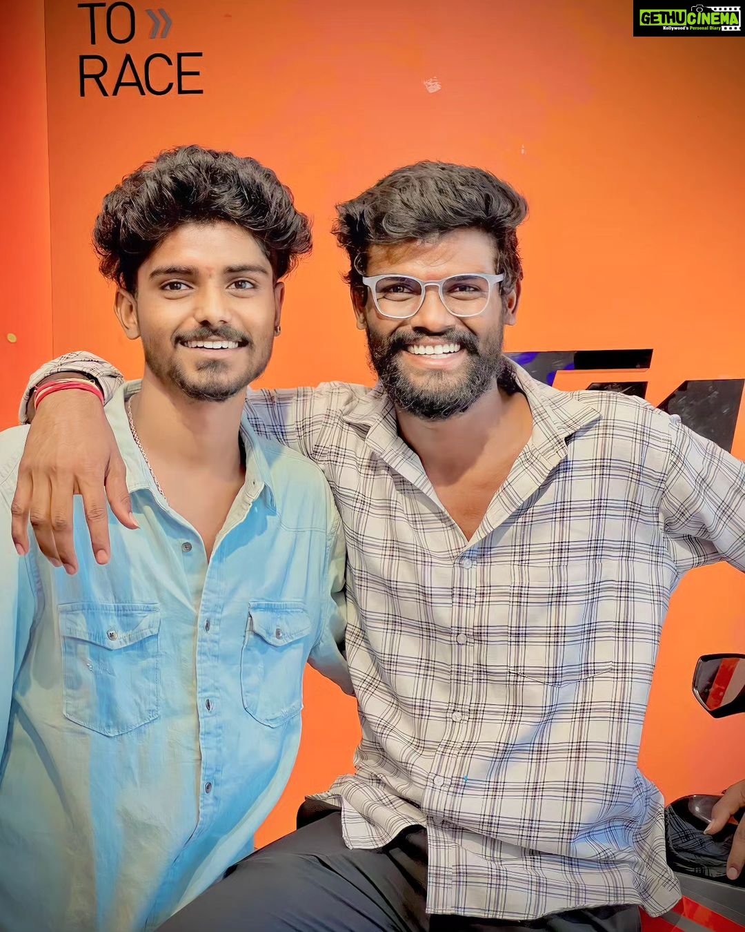 Pallavi Prashanth Instagram - My Lovely Annaya β€οΈπ My World ππ Jai Jawan Jai Kisan πΎππ#newpost #farmer #pallaviprashanth #annaya #brother #happiness #happy #biggboss #biggbosstelugu #biggboss7 #biggboss7telugu #biggbosstelugu7 #bb7 #pp #mallochinaprashanth #pallaviprashanthonbbtelugu7 #mr_vinaykumar_smiley