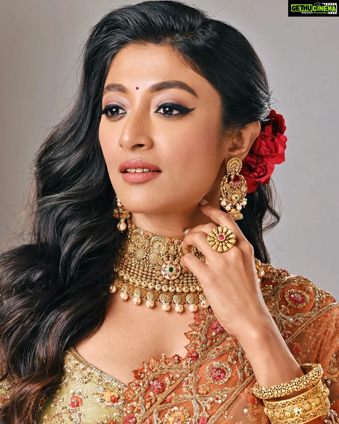 Paoli Dam Instagram - Let the beautiful light of Diwali illuminate our path to joy, success, and abundance. Wishing all a sparkling and prosperous celebration! β¨ Happy Diwali & Subho Kali Pujo πΊπͺ . . Photographed by @somnath_roy_photography Make up and hair @abhijitpl2 Assisted by @sanandalaha Shoot for @guineaemporiumgoldanddiamond . . #happydiwali #subhokalipujo #photooshoot #portraits #photographs #festivemodeon #festivewear #happiness #festivaloflights #festivefashion #carouselpost #potd #instafit #instapost #instalike #instagood #instadaily #paolidam #paolidamofficial