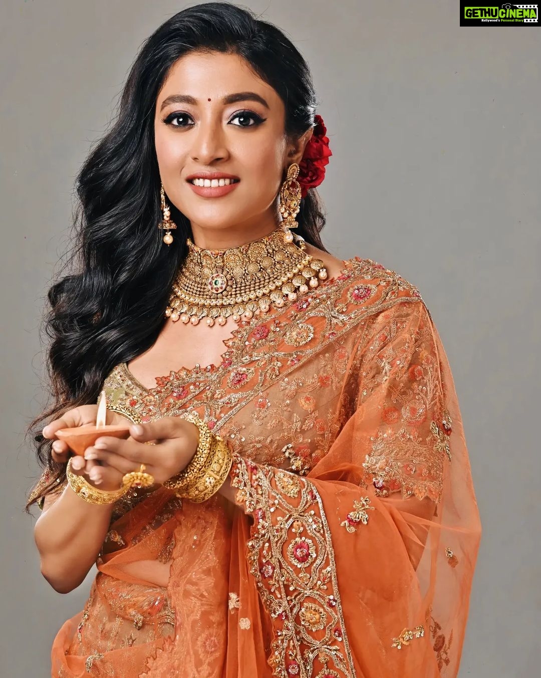 Paoli Dam Instagram - Let the beautiful light of Diwali illuminate our path to joy, success, and abundance. Wishing all a sparkling and prosperous celebration! β¨ Happy Diwali & Subho Kali Pujo πΊπͺ . . Photographed by @somnath_roy_photography Make up and hair @abhijitpl2 Assisted by @sanandalaha Shoot for @guineaemporiumgoldanddiamond . . #happydiwali #subhokalipujo #photooshoot #portraits #photographs #festivemodeon #festivewear #happiness #festivaloflights #festivefashion #carouselpost #potd #instafit #instapost #instalike #instagood #instadaily #paolidam #paolidamofficial