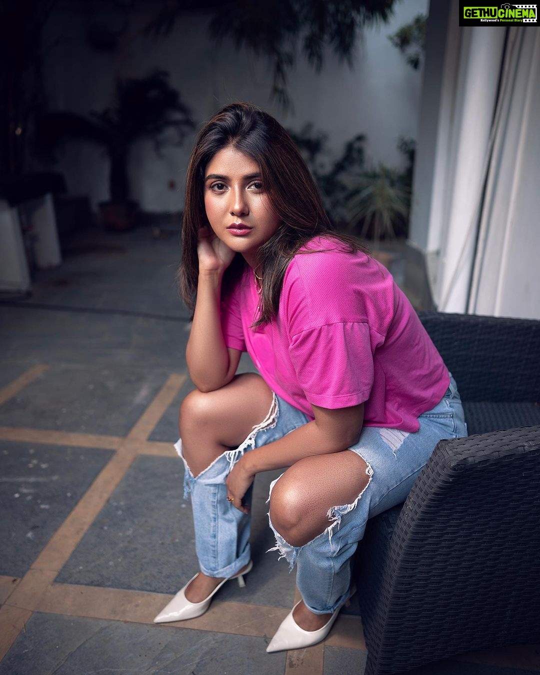 Parno Mittra Instagram - 🩷 @soumya_singha_photography @rebeccapolizzimakeupandhair
