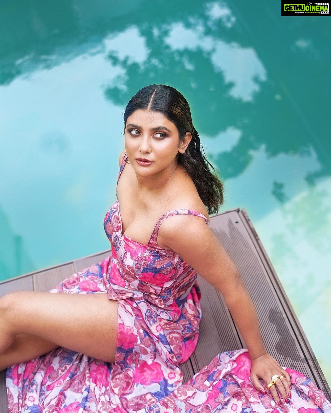 Parno Mittra Instagram - My muse the gorgeous @parnomittra ❤️ Photography: @makeupartist_prasenjit HMU : @makeupartist_prasenjit Styled by: @thebongmunda Custom dress from: @chitribypiyali Location: @theparkhotels The Park Hotel, Park Street