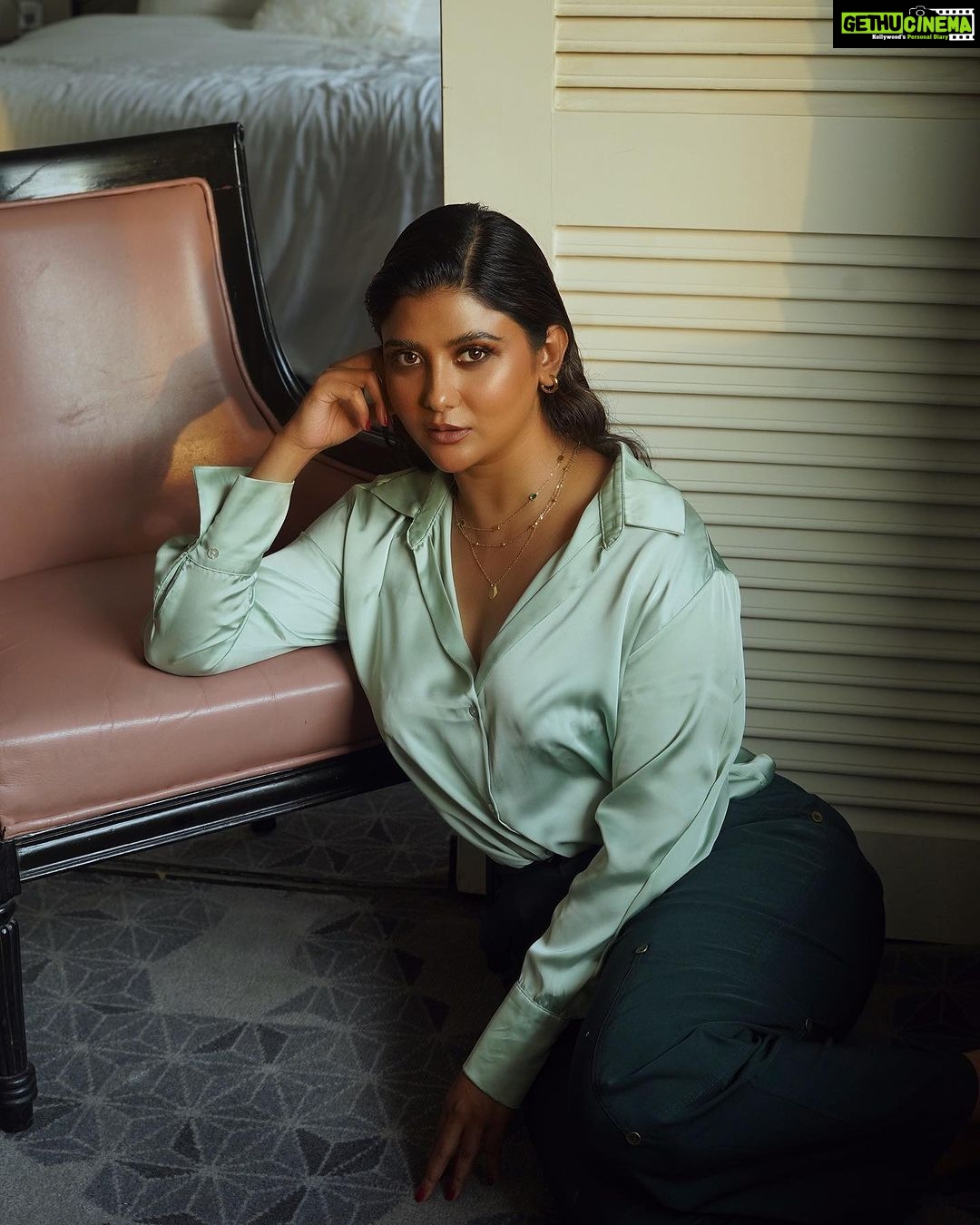 Parno Mittra Instagram - Portraits by @makeupartist_prasenjit . The stunner @parnomittra ❤️ HMU : @makeupartist_prasenjit Styled by: @thebongmunda @chitribypiyali Jewellery : @snastudios Location: @theparkhotels India