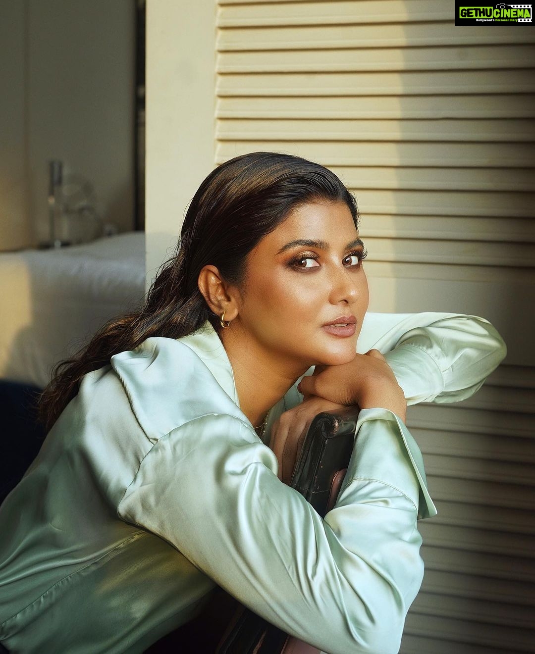 Parno Mittra Instagram - Portraits by @makeupartist_prasenjit . The stunner @parnomittra ❤️ HMU : @makeupartist_prasenjit Styled by: @thebongmunda @chitribypiyali Jewellery : @snastudios Location: @theparkhotels India