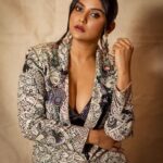 Parno Mittra Instagram - ♣️♣️♣️ Outfit : @nupurkanoiofficial Jewellery: @sachdeva.ritika MuaH: @mainak.mk_up Photography: @jiphotographyofficial