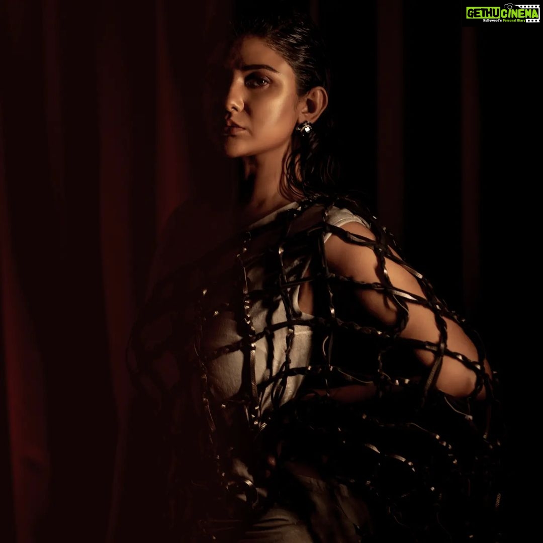 Parno Mittra Instagram - ♣️♣️♣️ Styling : @styleographbychikkygoenka Outfit : @devinajuneja Jewellery: @chicvibypoonam Muah : @sahababusona and @ginni_love21 Photography: @anirban_bhattacharya_phtgr