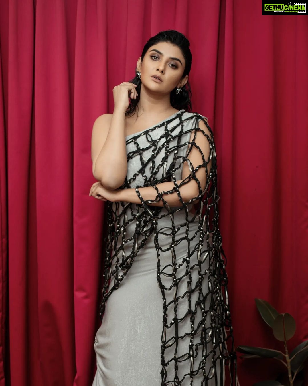 Parno Mittra Instagram - Filmfare night . Styling : @styleographbychikkygoenka Outfit: @devinajuneja Accesories: @chicvibypoonam MUAH : @sahababusona and @ginni_love21 Photography: @anirban_bhattacharya_phtgr