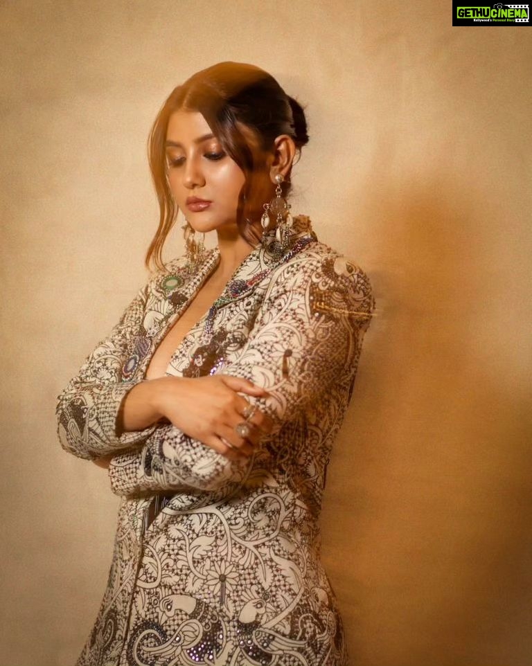 Parno Mittra Instagram - ♣️♣️♣️ Styling : @tanisha_de Outfit and Accessories: @nupurkanoiofficial MuaH : @mainak.mk_up Photography: @jiphotographyofficial