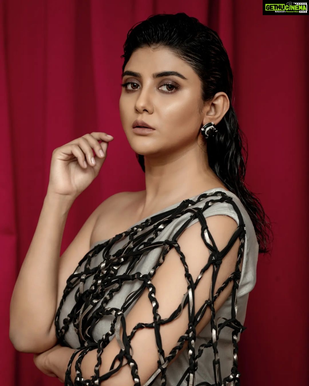 Parno Mittra Instagram - Filmfare night . Styling : @styleographbychikkygoenka Outfit: @devinajuneja Accesories: @chicvibypoonam MUAH : @sahababusona and @ginni_love21 Photography: @anirban_bhattacharya_phtgr