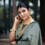 Parno Mittra Instagram - Subho Saptami !! 💚💚💚 Photography: @priyambaksiphotography MuaH : @mainak.mk_up Styling : @stylebysumit Saree. : @colorosoweaves Jewellery: @igjcreation