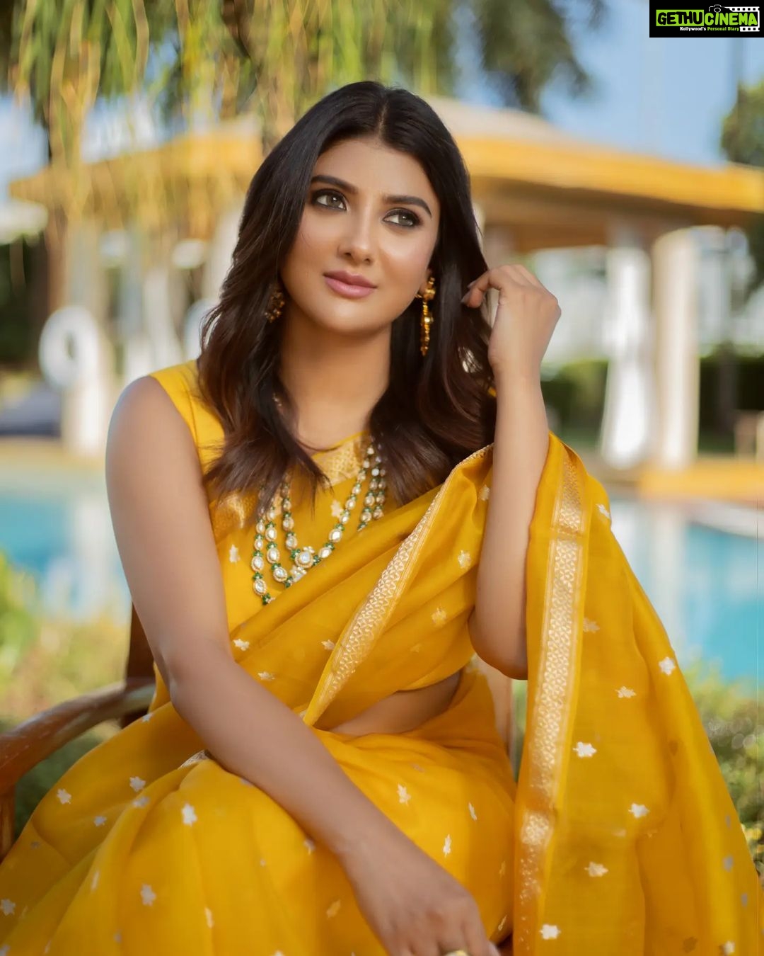 Parno Mittra Instagram - ⭐⭐⭐ Saree @colorosoweaves Jewellery @mahabirdanwarjeweller Blouse @vcutblouse Muah. @mainak.mk_up Styling @stylebysumit Photography @priyambaksiphotography