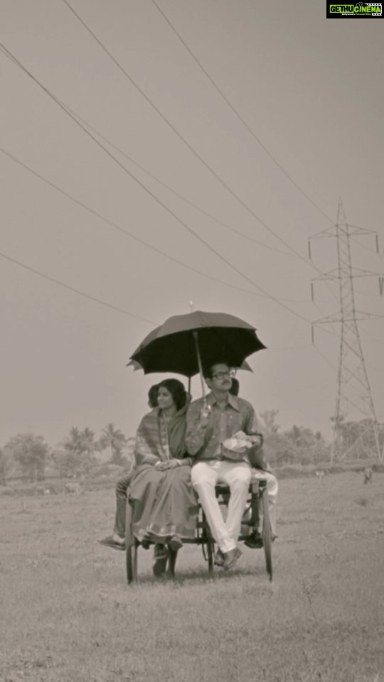 Parno Mittra Instagram - ফিরে দেখা #ApurPanchali #9YearsOfApurPanchali @parambratachattopadhyay #SubirBanerjee @parnomittra @gauravchakrabarty @indraadeep @kgunedited #reelsinstagram #reelitfeelit #reelkorbofeelkorbo #reelsvideo