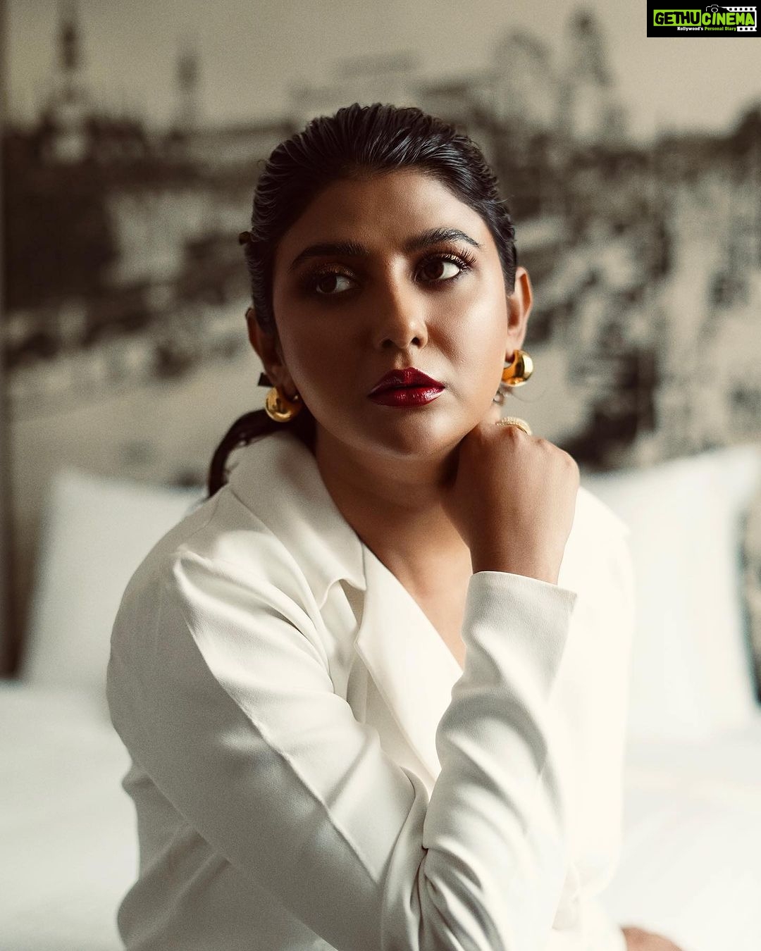 Parno Mittra Instagram - Photography - @makeupartist_prasenjit MuaH - @makeupartist_prasenjit Styling- @thebongmunda Outfit custom made by - @chitribypiyali