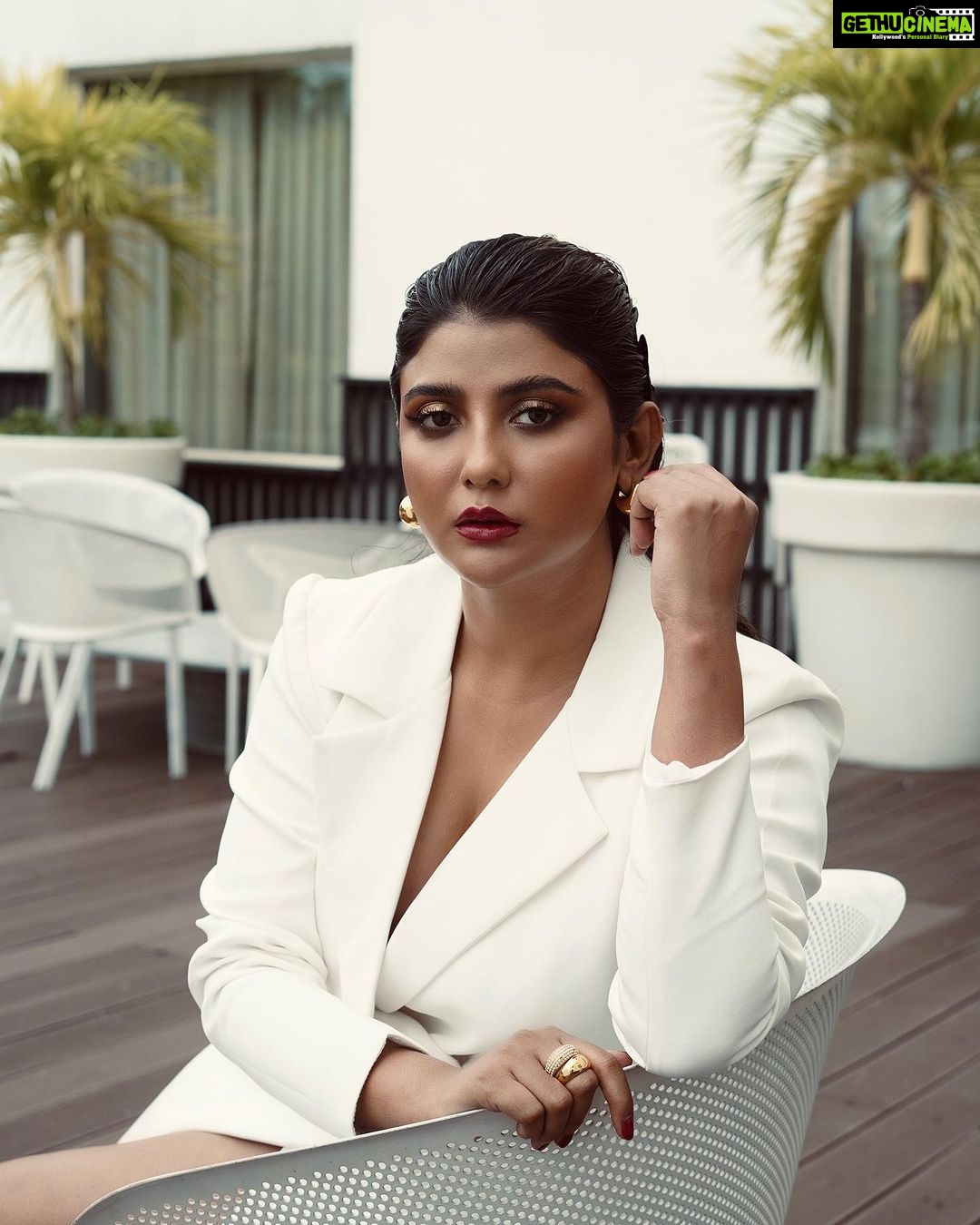 Parno Mittra Instagram - My muse the gorgeous @parnomittra ❤️ Photography: @makeupartist_prasenjit HMU : @makeupartist_prasenjit Styled by: @thebongmunda Custom dress from: @chitribypiyali Jewellery: @snastudios Location: @theparkhotels India